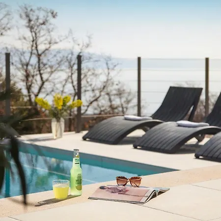 Yolo Villa *